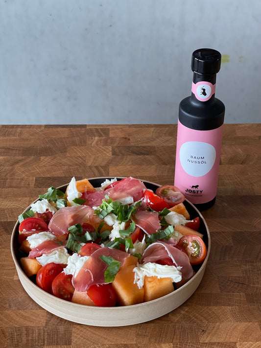 Erfrischender Melonen-Tomaten-Salat mit Burrata und Trockenschinken