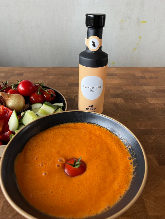 Erfrischende Gazpacho mit Josty Leindotteröl