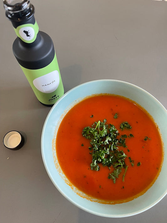 Gesunde Tomatensuppe mit Josty Hanföl