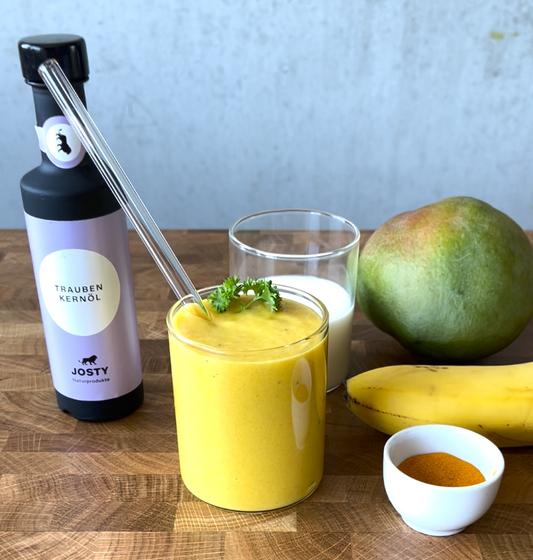 Goldener Mango-Banane Smoothie mit Josty Traubenkernöl