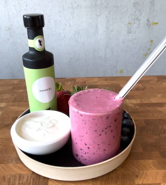 Beeren-Power Smoothie mit Josty Hanföl